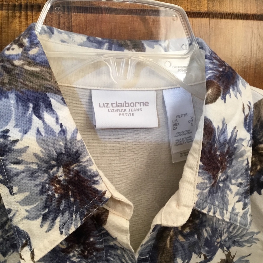 Lovely floral print button down shirt, size SP, NWT, - Picture 2 of 3